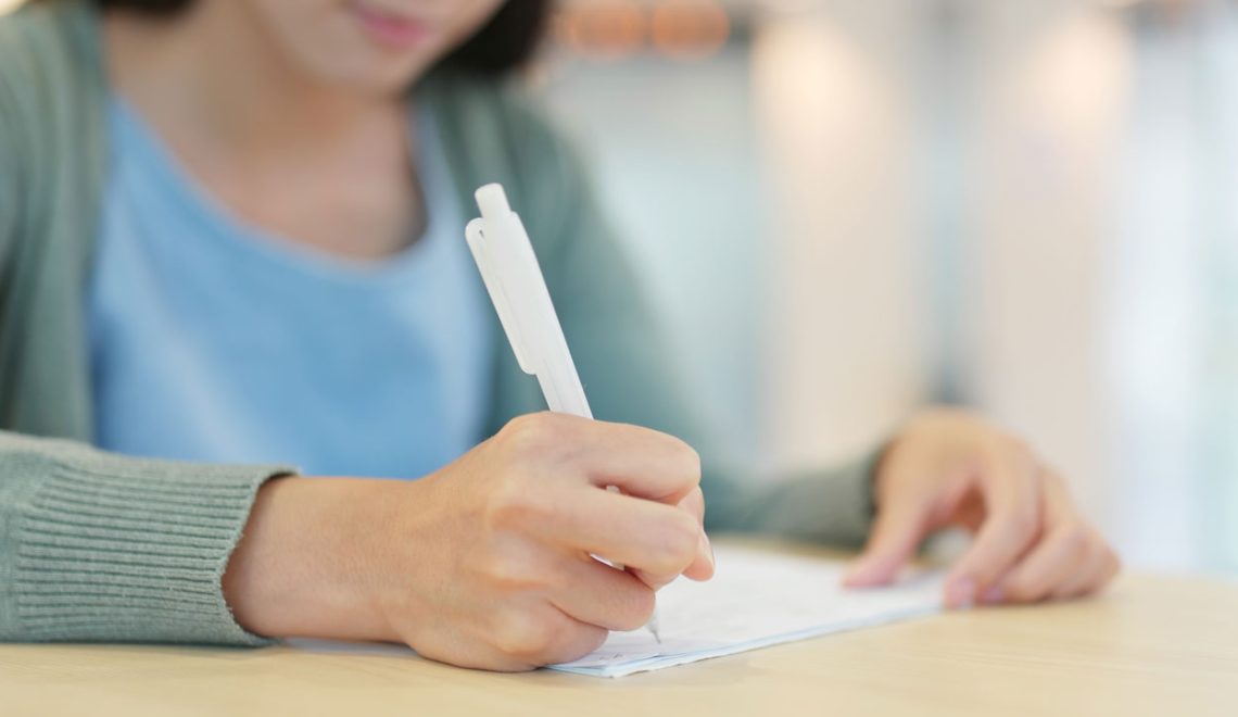 Foto di ragazza che scrive - Assegnate due borse di studio per il Progetto Pelagos AERA