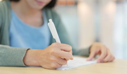 Foto di ragazza che scrive - Assegnate due borse di studio per il Progetto Pelagos AERA