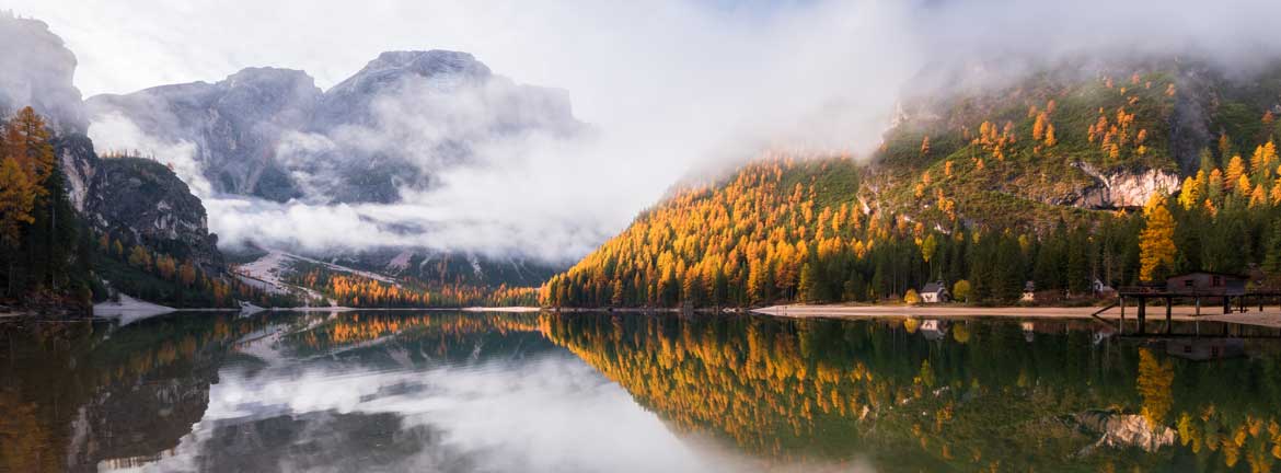 immagine di lago con colline in autunno - Attività di AERA