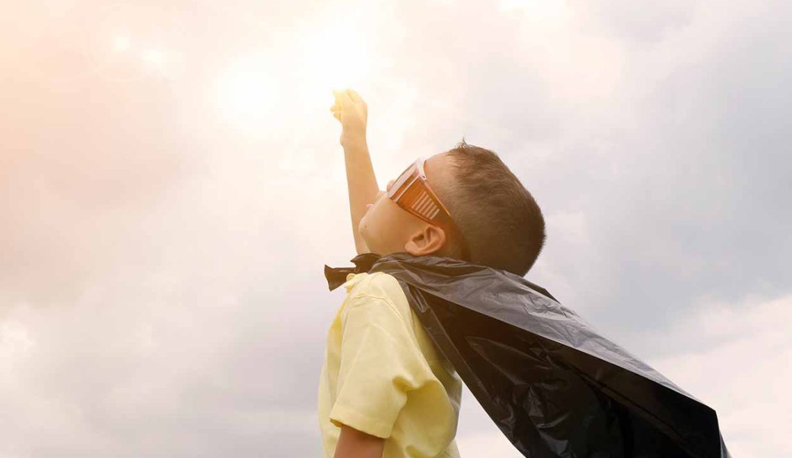 Bambino che gioca a fare il supereroe - Energie Rinnovabili: quali sono? AERA